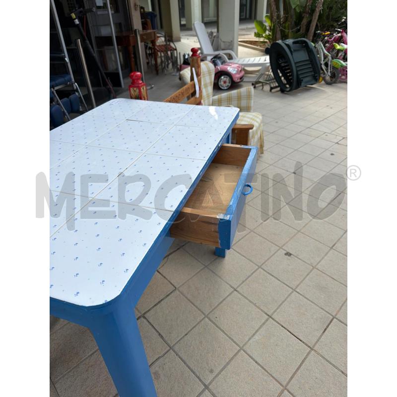 TAVOLO LEGNO BLU E MATTONELLE | Mercatino dell'Usato Trapani via libica 3