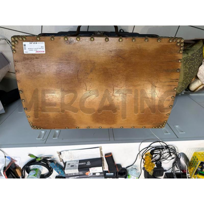 VALIGIA LEGNO CON BORCHIE | Mercatino dell'Usato Trapani via libica 1