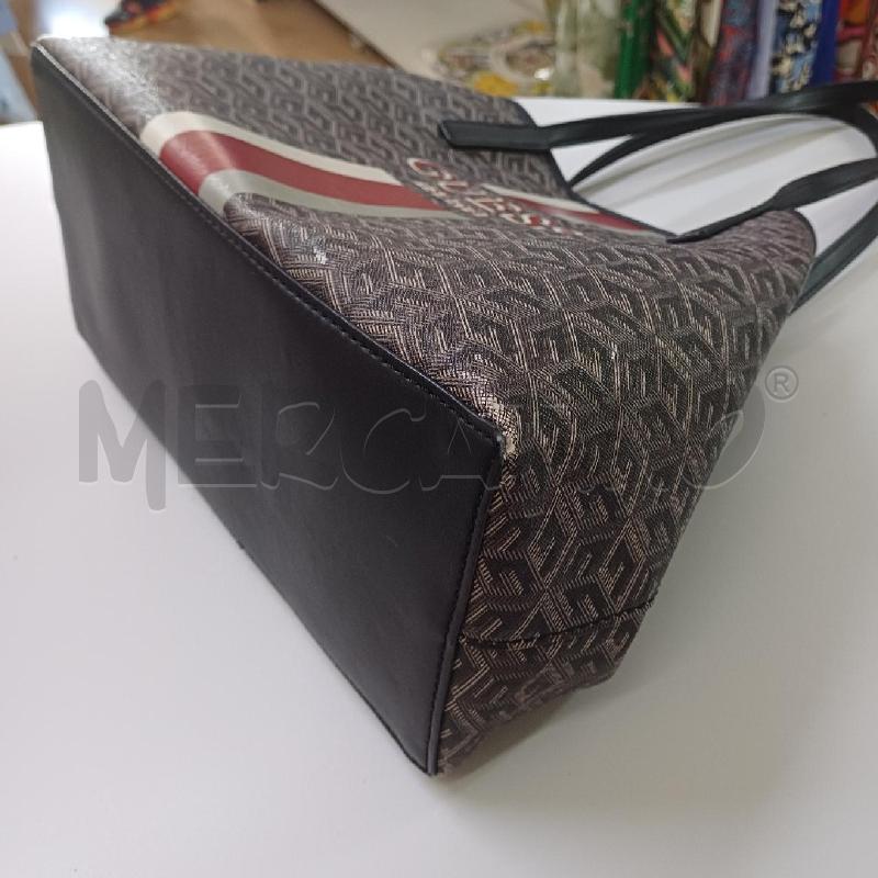 BORSA DONNA NERO GRIGIO GUESS LOGO ROSSO | Mercatino dell'Usato Alcamo 3