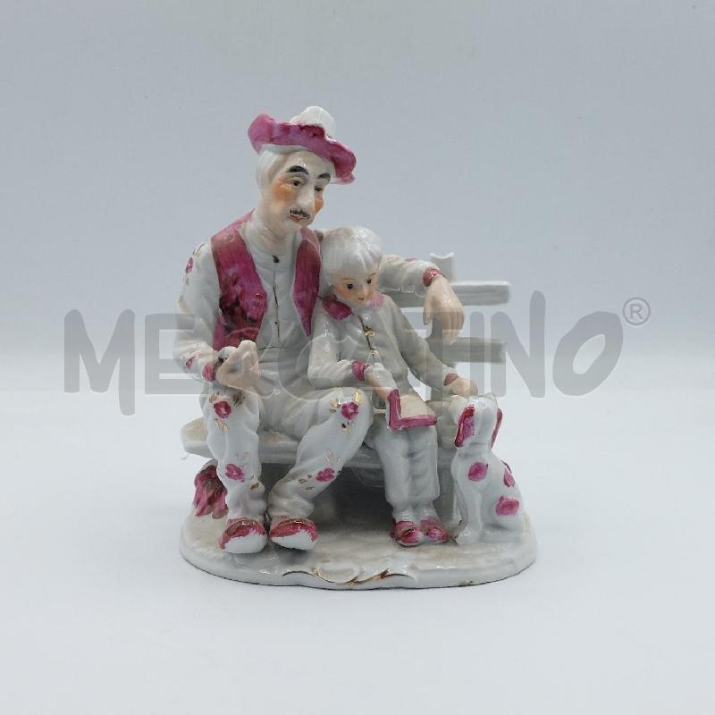 STATUETTA NONNO E NIPOTE SU PANCA BIANCA E VIOLA  | Mercatino dell'Usato Alcamo 1