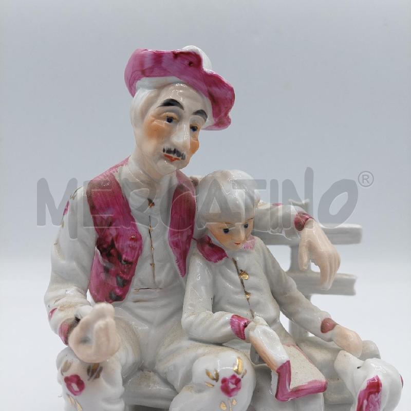 STATUETTA NONNO E NIPOTE SU PANCA BIANCA E VIOLA  | Mercatino dell'Usato Alcamo 2