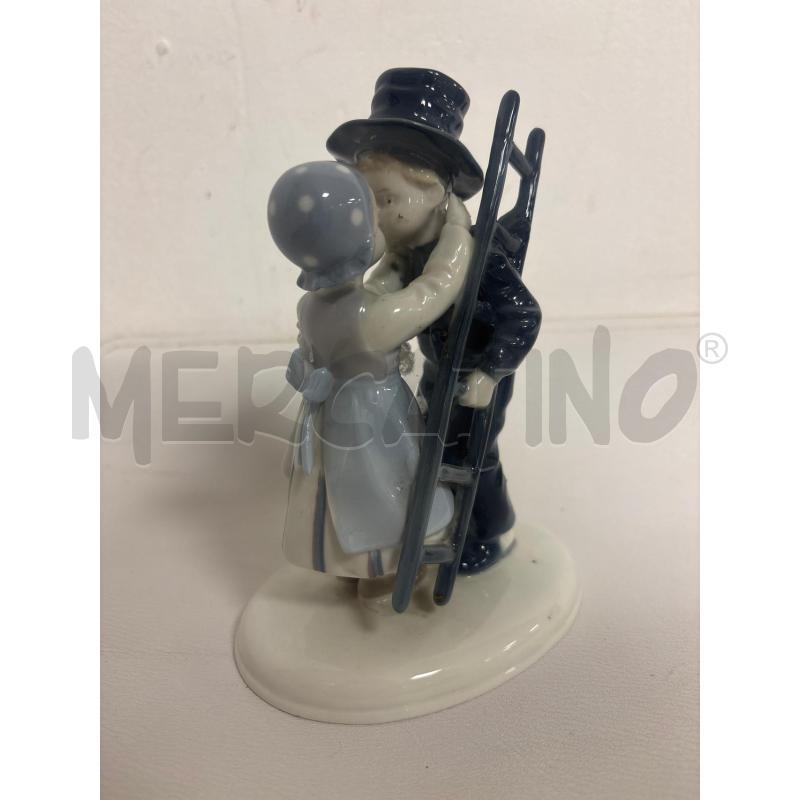 STATUINA SPAZZACAMINO CHE BACIA UNA RAGAZZA IN PORCELLANA  | Mercatino dell'Usato Trapani corso mattarella 3