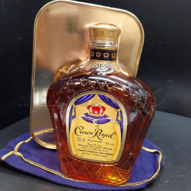 BOTTIGLIA DA COLLEZIONE CROWN ROYAL  | Mercatino dell'Usato Gazzada schianno 3