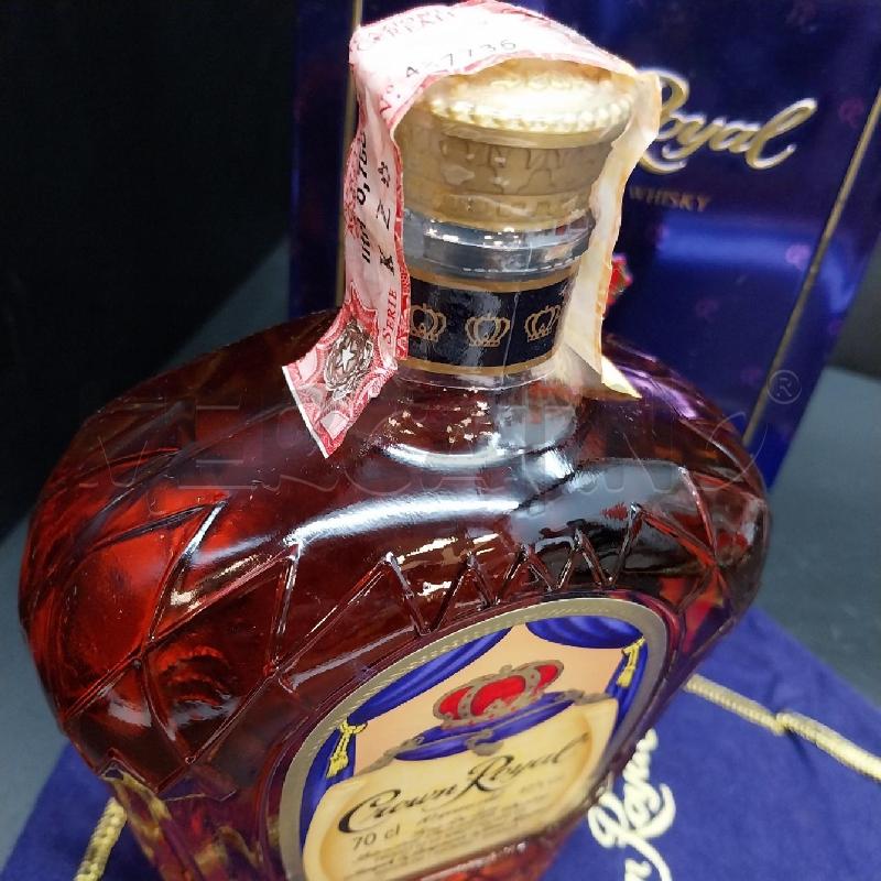 BOTTIGLIA DA COLLEZIONE CROWN ROYAL  | Mercatino dell'Usato Gazzada schianno 5