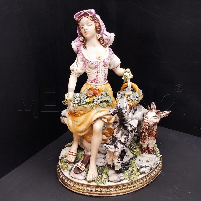 STATUETTA CERAMICA DONNA CON CAPRETTE | Mercatino dell'Usato Gazzada schianno 1
