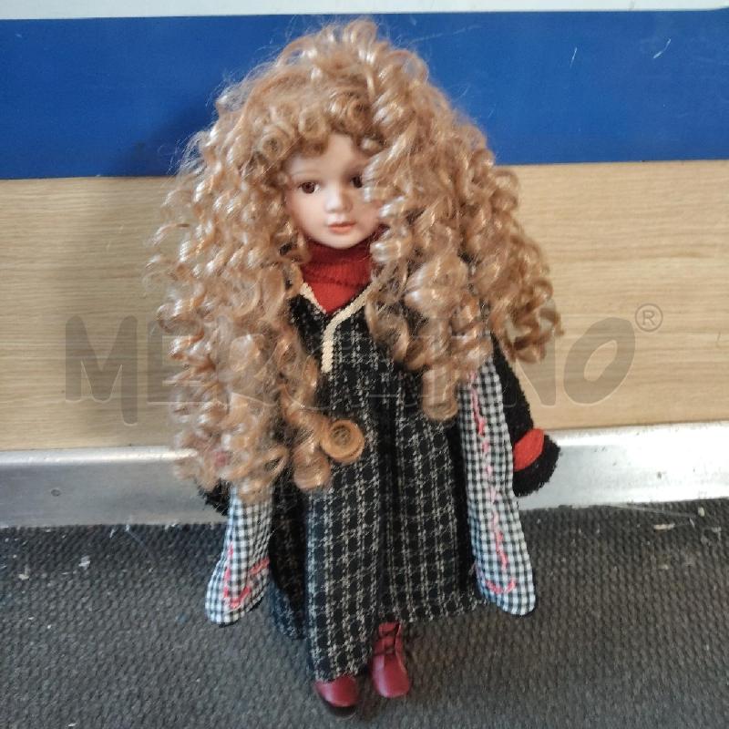 BAMBOLA PORCELLANA CAPELLI RICCI CAPPOTTINO NERO | Mercatino dell'Usato Domodossola 1