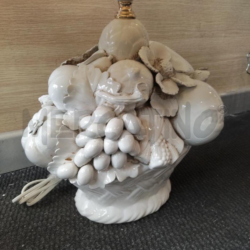 LAMPADA DA TAVOLO BIANCA FRUTTA IN RILIEVO CAPPELLO PANNA  | Mercatino dell'Usato Domodossola 3