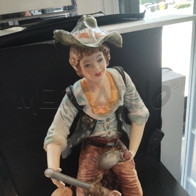 STATUA GRANDE SIGNORA CON FUCILE E FIASCHETTA SU TRONCO DI LEGNO | Mercatino dell'Usato Domodossola 2