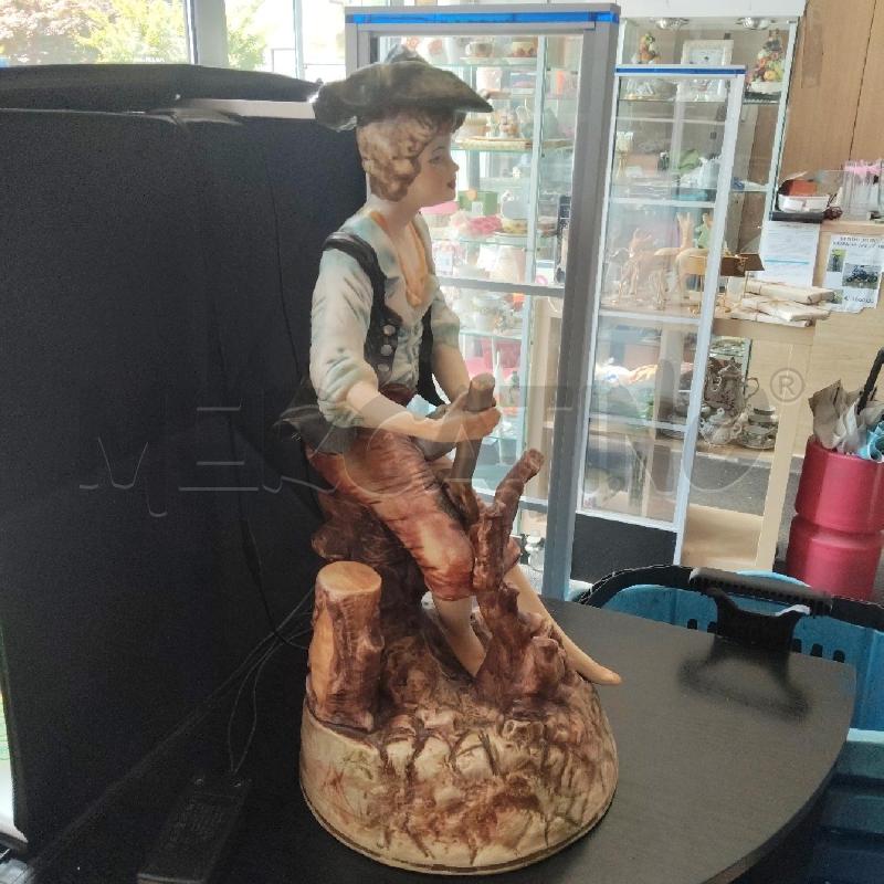 STATUA GRANDE SIGNORA CON FUCILE E FIASCHETTA SU TRONCO DI LEGNO | Mercatino dell'Usato Domodossola 3
