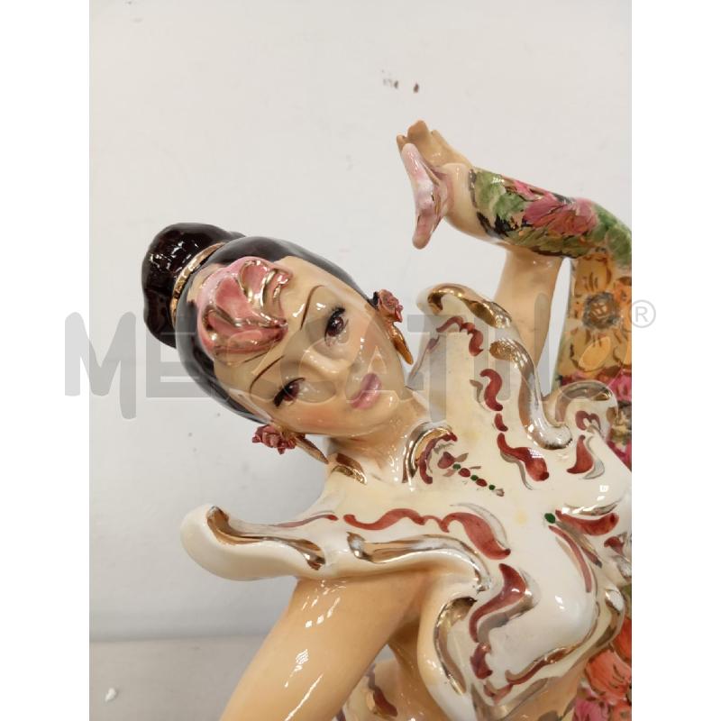 SCULTURA CERAMICA ODELISCA VESTITO FIORI  | Mercatino dell'Usato Verona fiera 2
