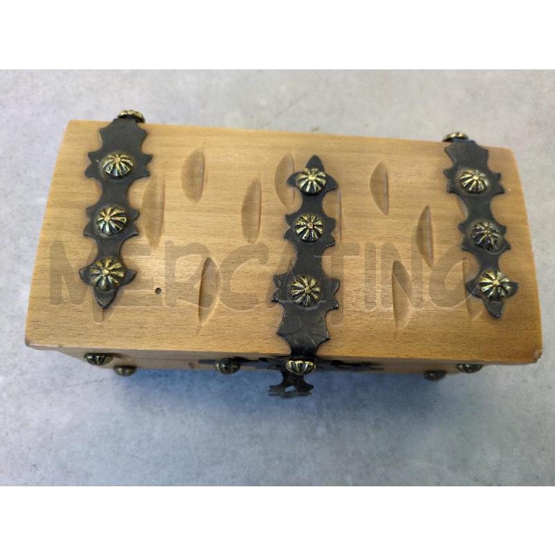 COFANETTO IN LEGNO A FORMA BAULE DEC. METALLO | Mercatino dell'Usato Lugagnano di sona 5