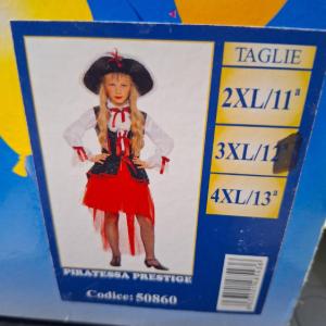 Costume da piratessa in velluto per bambina: Questo travestimento da pirata  per bambina comprende una gonna, una ma…