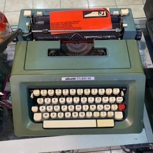 OLIVETTI STUDIO 46 Macchina da scrivere con valigetta - Tastiera